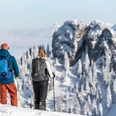 Schneeschuhwandern mit Blick Ettaler Manndl