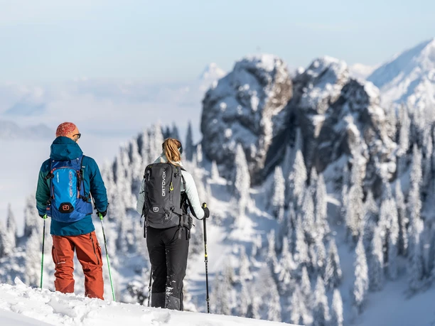 Schneeschuhwandern mit Blick Ettaler Manndl
