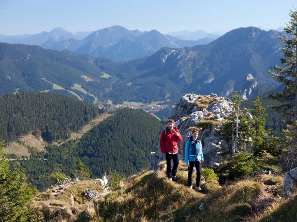 Bergtour Teufelstättkopf - kurz vor dem Gipfel, im Hintergrund Oberammergau, Laber und Aufacker