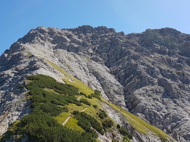Blick auf das Gipfelkreuz Kreuzspitze