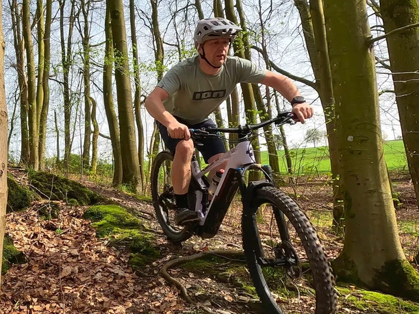 Mountainbiker Querfeldein-Touren im Wald