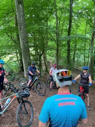 Mountainbiker Querfeldein-Touren im Wald Bild 2