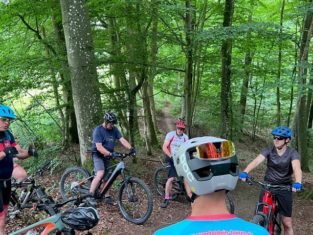 Mountainbiker Querfeldein-Touren im Wald Bild 2