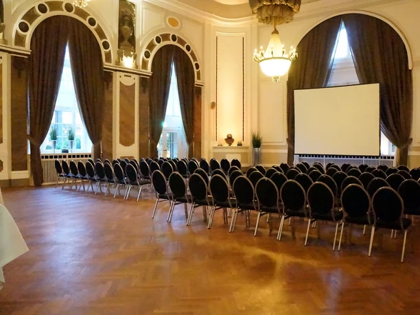 Oeynhausen Saal Stuhlreihen (2).JPG
