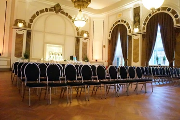 Oeynhausen Saal Stuhlreihen (12).JPG