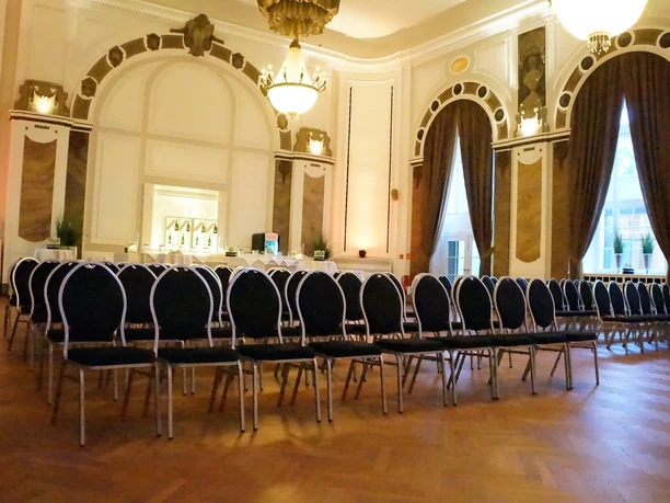 Oeynhausen Saal Stuhlreihen (12).JPG