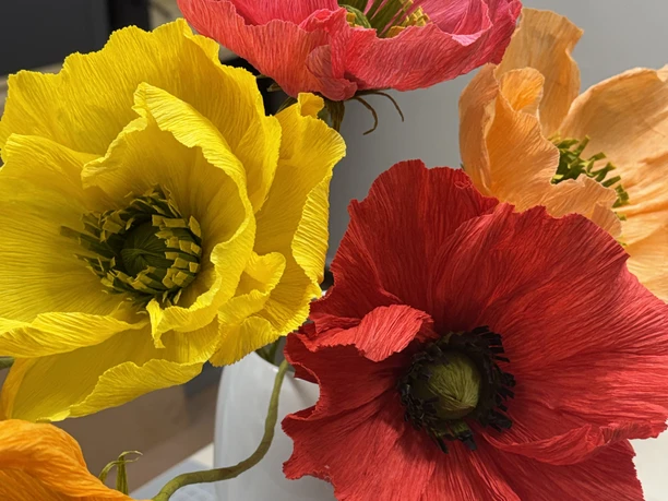 Kunstblumen.jpeg Strauß gebastelter Mohnblumen