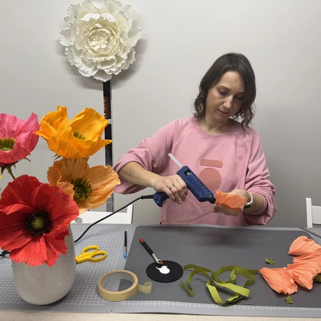 Svetlana Kohlitz.jpeg Svetlana Kohlitz beim Basteln