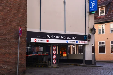 Parkhaus Münzstraße Einfahrt des Parkhauses Münzstraße mit Schranken und Beschilderung.