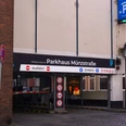 Parkhaus Münzstraße Einfahrt des Parkhauses Münzstraße mit Schranken und Beschilderung.