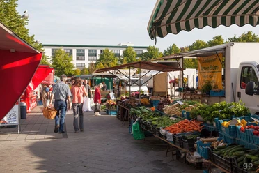 (c)Helmut_Gross__E4311_WEB.jpg Menschen schlendern über den Wochenmarkt Geestemünde