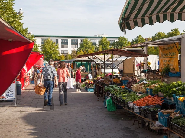 (c)Helmut_Gross__E4311_WEB.jpg Menschen schlendern über den Wochenmarkt Geestemünde