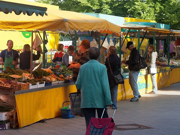 D1354_WEB.jpg Menschen schlendern über den Wochenmarkt Geestemünde