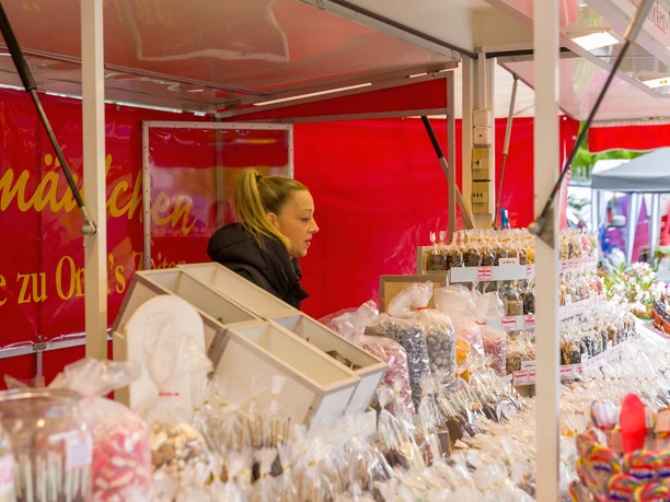 S7587 (c) Helmut Gross_Erlebnis Bremerhaven_WEB.jpg Süßigkeitenstand auf dem Wochenmarkt Geestemünde