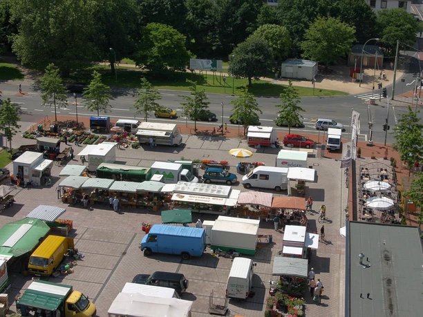 Markt Ernst-Reuter-Platz IMG_8184 (c) Helmut Gross_Erlebnis Bremerhaven_WEB.jpg Luftaufnahme vom Wochenmarkt Ernst-Reuter-Platz, Bremerhaven-Lehe