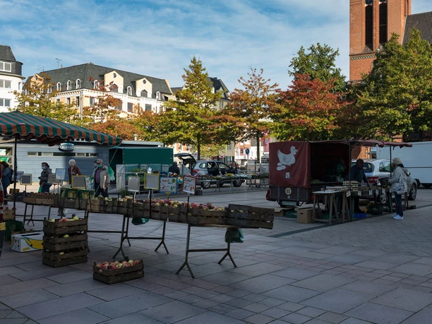 Markt Ernst-Reuter-Platz Q5933 (c) Helmut Gross_Erlebnis Bremerhaven_WEB.jpg Kleiner Wochenmarkt auf dem Ernst-Reuter-Platz in Bremerhaven