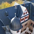 Der Rochsburg aufs Dach geschaut_(c)Schloss Rochsburg_CC BY.jpg Das Foto zeigt eine Luftaufnahme des Daches vom Schloss Rochsburg.