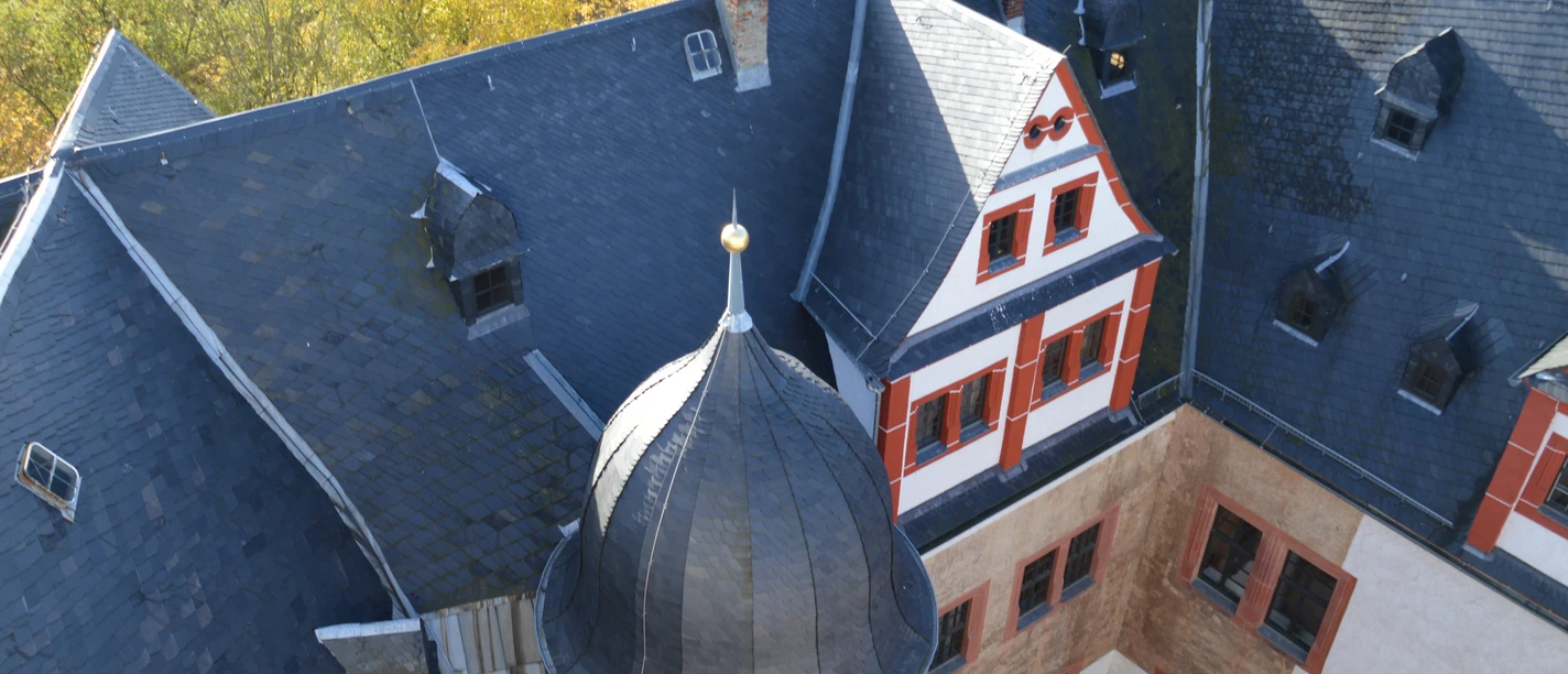 Der Rochsburg aufs Dach geschaut_(c)Schloss Rochsburg_CC BY.jpg Das Foto zeigt eine Luftaufnahme des Daches vom Schloss Rochsburg.