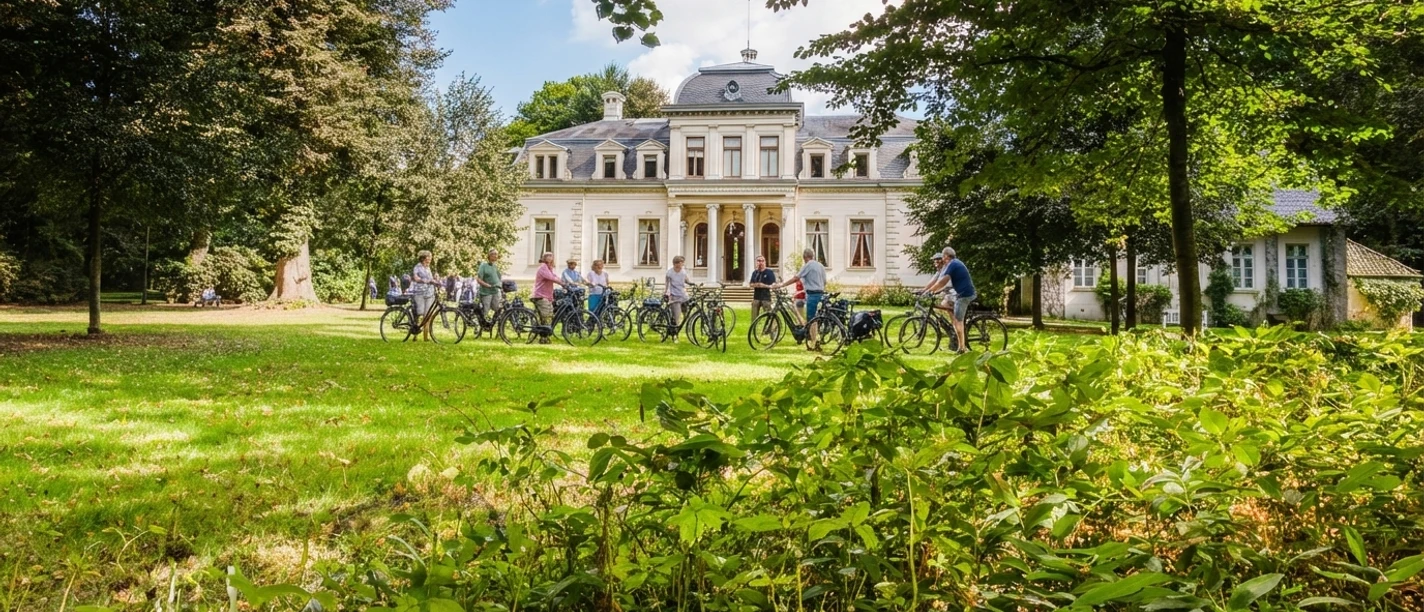 Fahrradfahrer vor dem Palais Radfahrer pausieren vor einem herrschaftlichen weißen Gebäude, umgeben von einem großen Park.