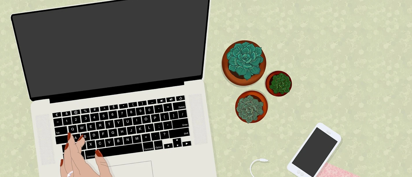 Digital Independance Day Hand tippt am Laptop neben Sukkulenten, Handy und Kopfhörern auf grün gemustertem Grund.