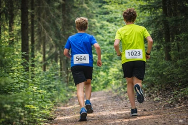 Läufer im Wald (KI- generiert) Zwei junge Männer von hinten laufen im Wald