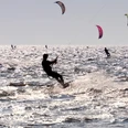 Kitesurfer in der Nordsee beim Kite Spot Upleward Silhouetten von Kitesurfern auf dem glitzernden Wasser am Kite Spot Upleward.