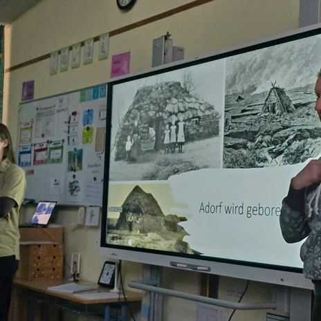 Annett Meiners und Silke Hirndorf blicken mit den Kindern zurück in das Leben von früher..jpg