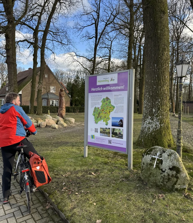 Infotafeln am Wegesrand geben Hinweise auf die Besonderheiten.jpeg