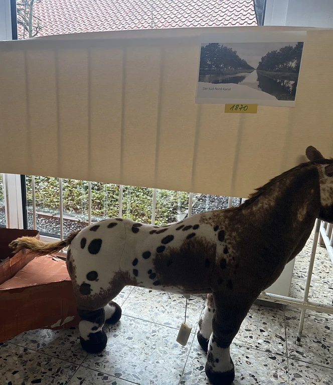Für die Ausstellung in der Schule wurde ein Treidelboot gebastelt, das von einem Pferd gezogen wird..jpeg