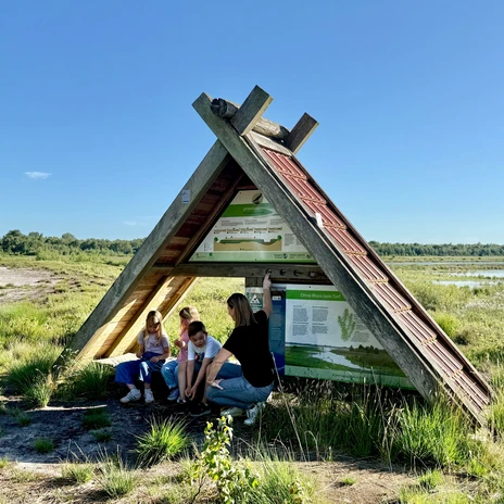 In Moorkaten haben einst die Moorbauern gelebt - heute sind es Stationen mit spannenden Infos..jpg