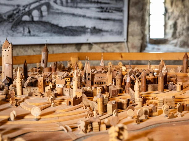 Fritzlar Grauer Turm Innen 20250511 Z8R_2884 (MR) StadtmarketingFritzlar_CC-BY-SA.jpg Auf dem Bild ist ein Holzmodell der historischen Altstadt Fritzlar zu sehen.