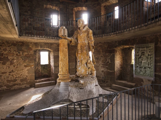 Fritzlar_Grauer Turm Ausstellung 2021-10-02_D850_1472 (B) StadtmarketingFritzlar_CC-BY-SA.jpg Auf dem Bild ist ein Gipsmodell des Bonifatius-Denkmals zu sehen.