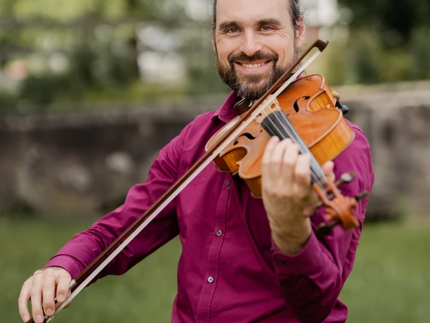 Der junge Schwyzer Komponist Cyrill Greter hat ein neues Werk komponiert: «rauha-(l)-linen»!