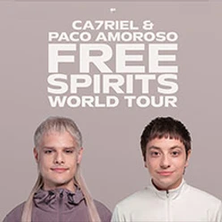 Zwei Personen vor hellem Hintergrund unter großem Schriftzug zur Free Spirits World Tour