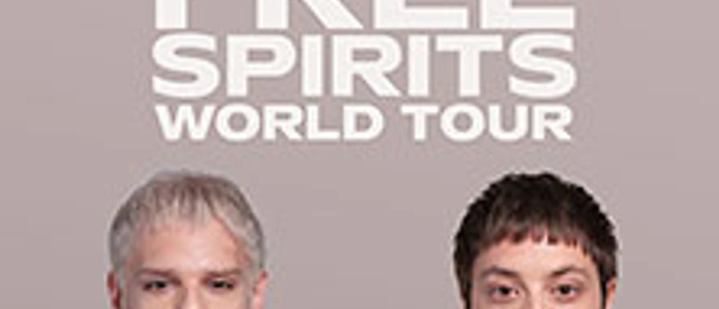 Zwei Personen vor hellem Hintergrund unter großem Schriftzug zur Free Spirits World Tour