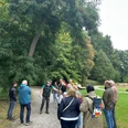 Waldbegehung Schloss Benkhausen Gruppe mit Forstexperte bei Waldbegehung auf Weg am Schloss Benkhausen