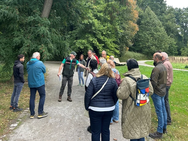 Waldbegehung Schloss Benkhausen Gruppe mit Forstexperte bei Waldbegehung auf Weg am Schloss Benkhausen