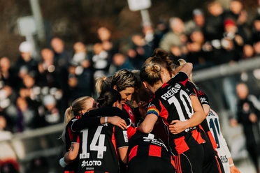 Eintracht Frankfurt Frauen Frauen‑Fußballteam im Kreis auf dem Spielfeld