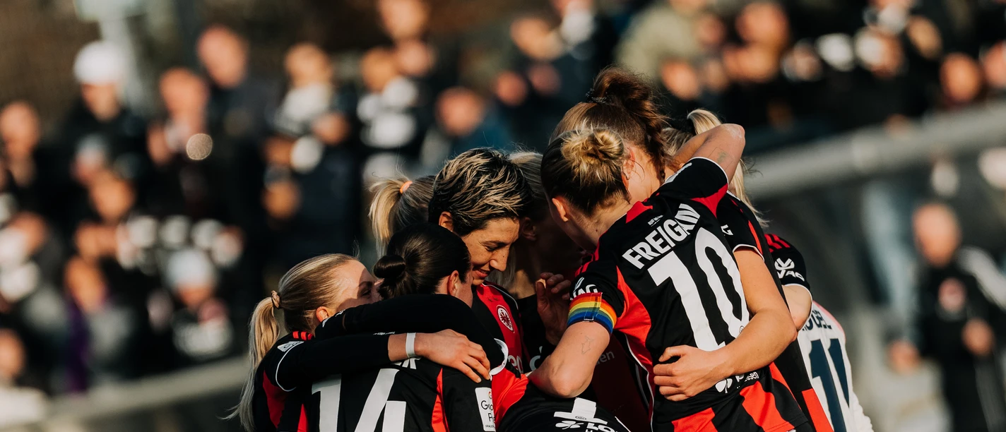 Eintracht Frankfurt Frauen Frauen‑Fußballteam im Kreis auf dem Spielfeld
