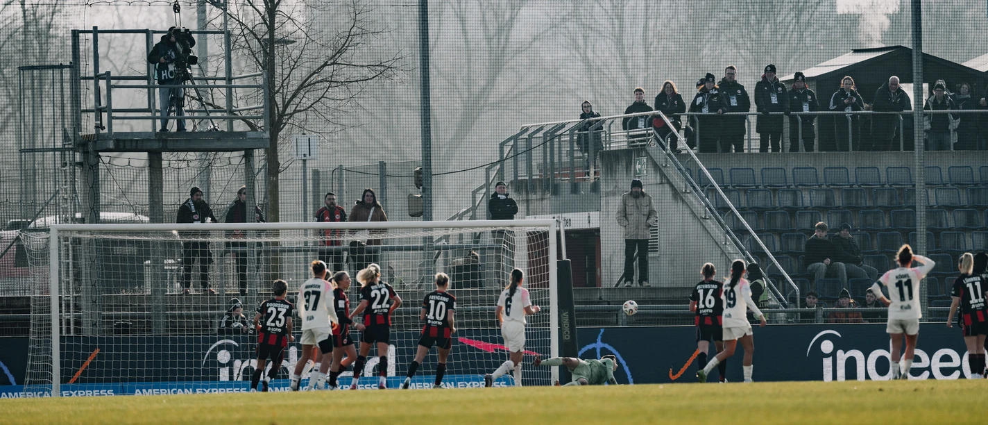 Eintracht Frankfurt Frauen Frauen‑Fußballspiel mit Tor, Tribüne und Kameraturm