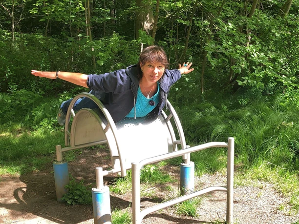 Bürgerpark (c) Mailin Knoke (47)_WEB.jpg Frau macht Übung auf einem Gerät auf dem Trimm-Dich-Pfad im Bürgerpark Bremerhaven