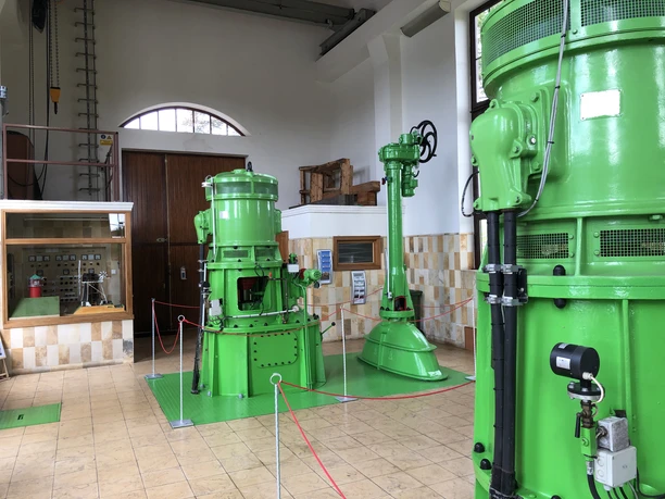 Schöpfwerk Greetsiel Blick in den Maschinenraum, grüne Pumpen