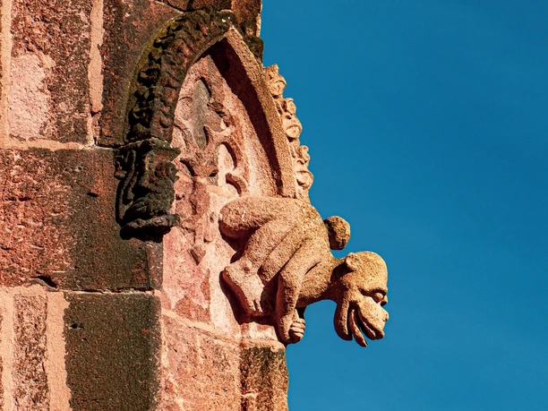 restaurierte Plastik aus Rochlitzer Porphyrtuff an der Kunigundenkirche