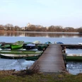 Angelverein Salzgittersee_HD_16zu9.JPG Steganlage mit kleinen Booten auf dem teils zugefrorenen Salzgittersee. Schild am Ufer.