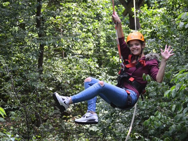 Frau im Kletterpark