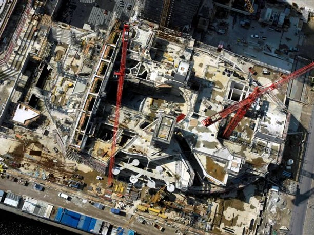 Klimahaus Architektur_Luftbilder 18.08.2007 2 (c) Wolfhard Scheer.jpg Luftbild der Klimahaus-Baustelle in Bremerhaven mit Betonstrukturen und roten Baukränen.