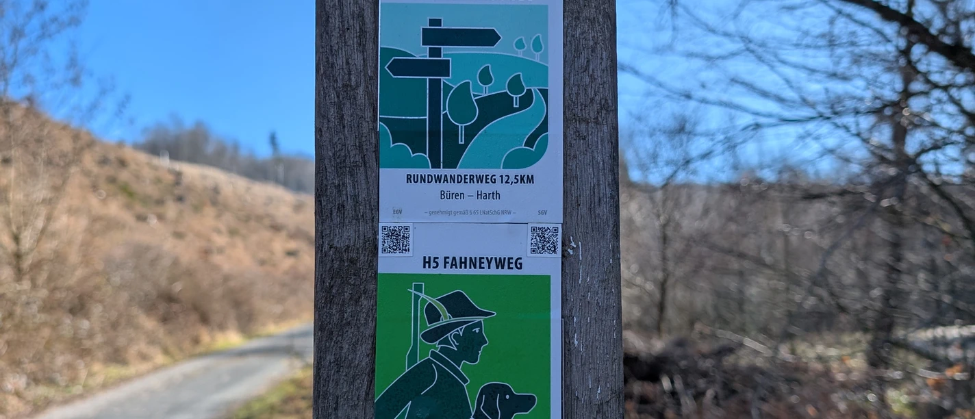 Hiking trail H4| Büren-Harth Wegmarkierung der Wanderwege H4 und H5 bei Büren-Ringelstein