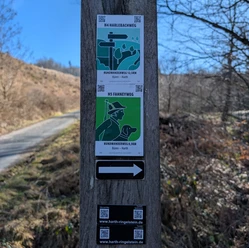 Wanderweg H4 + H5| Büren-Harth Wegmarkierung der Wanderwege H4 und H5 bei Büren-Ringelstein