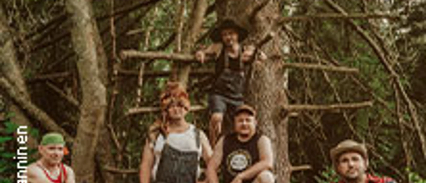 Fünf Musiker posieren im Wald vor Holzstrukturen, darüber der Schriftzug Steve ’n’ Seagulls.