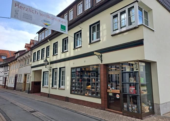 Außenfassade vom Genuss Kontor Einbeck Helle Außenfassade des Genuss Kontor Einbeck mit Schaufenster und Eingangstür.